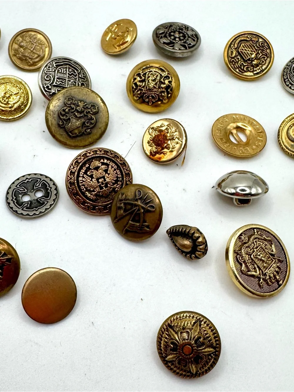 Vintage military and fashion buttons - Lot 
17 - Picture 3 of 4